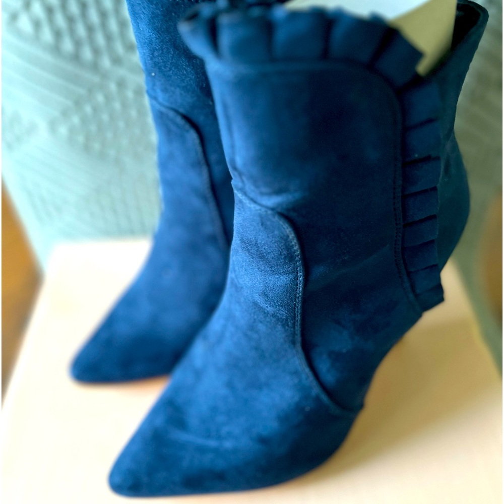 Cute and Classy ankle boots in Blue. Size 7